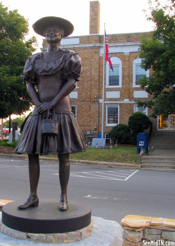 Minnie Pearl Statue, Centerville, TN