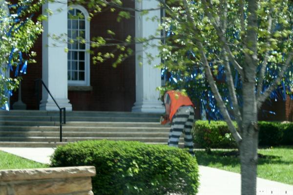 Courthouse &amp; an inmate cleans the grounds