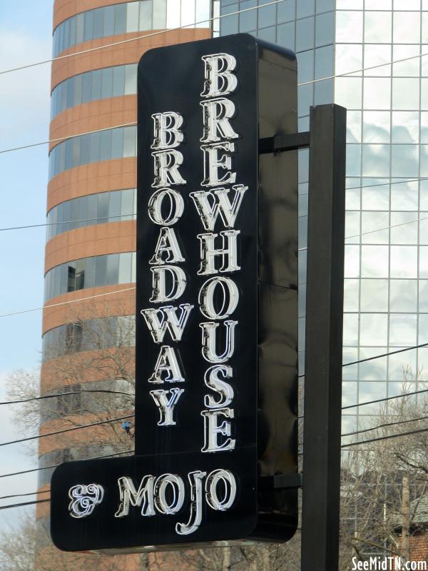 Broadway Brewhouse &amp; Mojo neon sign