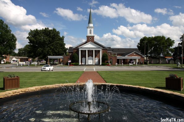 Tullahoma: First Baptist Church + fountain