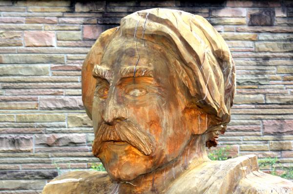 Mark Twain Chainsaw Carving - Jamestown, TN