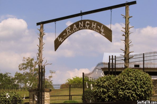 Loretta Lynn Dude Ranch - Mansion entrance