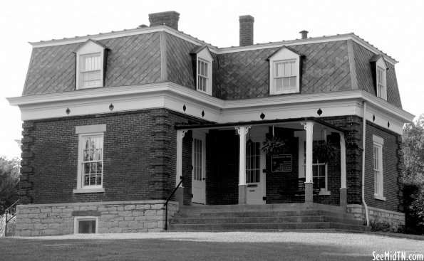 Fort Donelson Cemetery Lodge