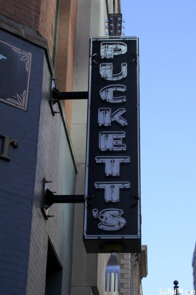 Puckett's Restaurant sign