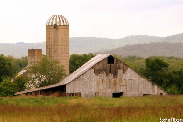 Barn along Halls Hill Pike