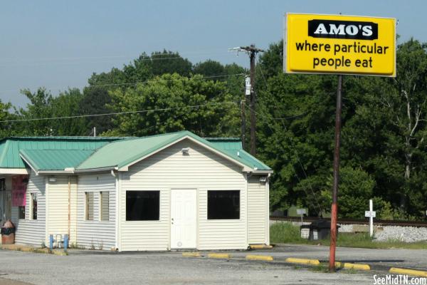 Amo's | Where particular people eat