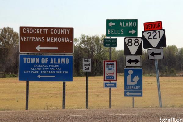 Signs pointing to Alamo